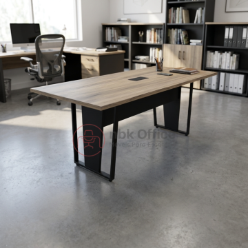Mesa de reunião com pé metal e caixa de tomada
